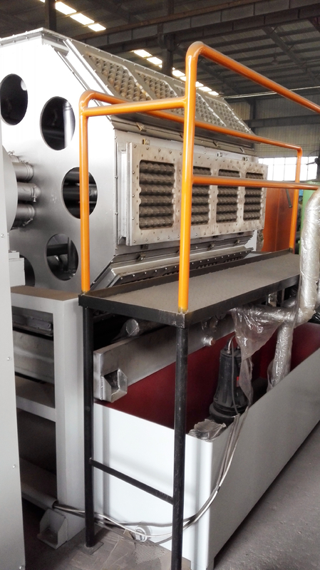 Rotationelle Papier-Ei-Tray-Maschine 2000-3000pcs/H Orange And Green Pulp Formen-Maschine für Papier-Ei-Karton / Tray-Herstellung