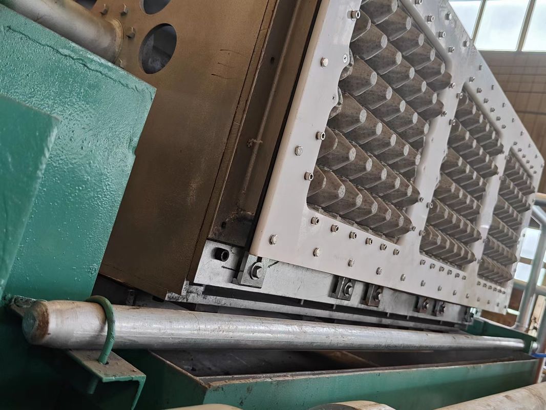 Papier-Eier-Tray-Machmaschine Dreh 3 x 4 Form-Produktionslinie Kompakt und einfach zu bedienen 2000 Eier-Trays pro Stunde produzieren